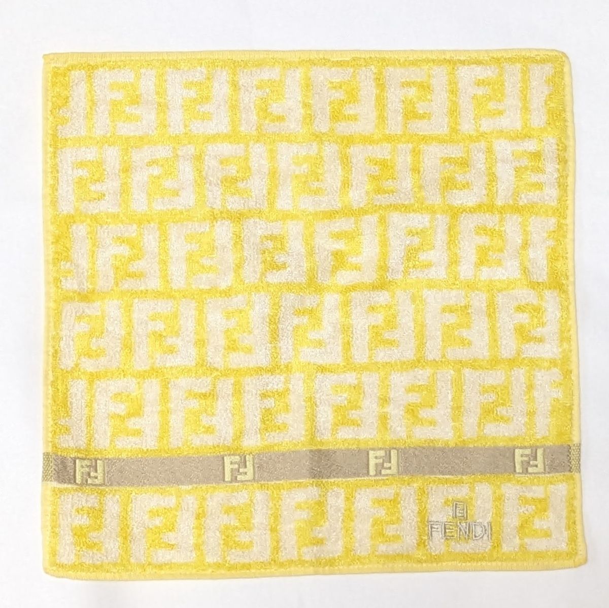 FENDI フェンディ タオルハンカチ ズッカ柄 絹 シルク 100% 25cm