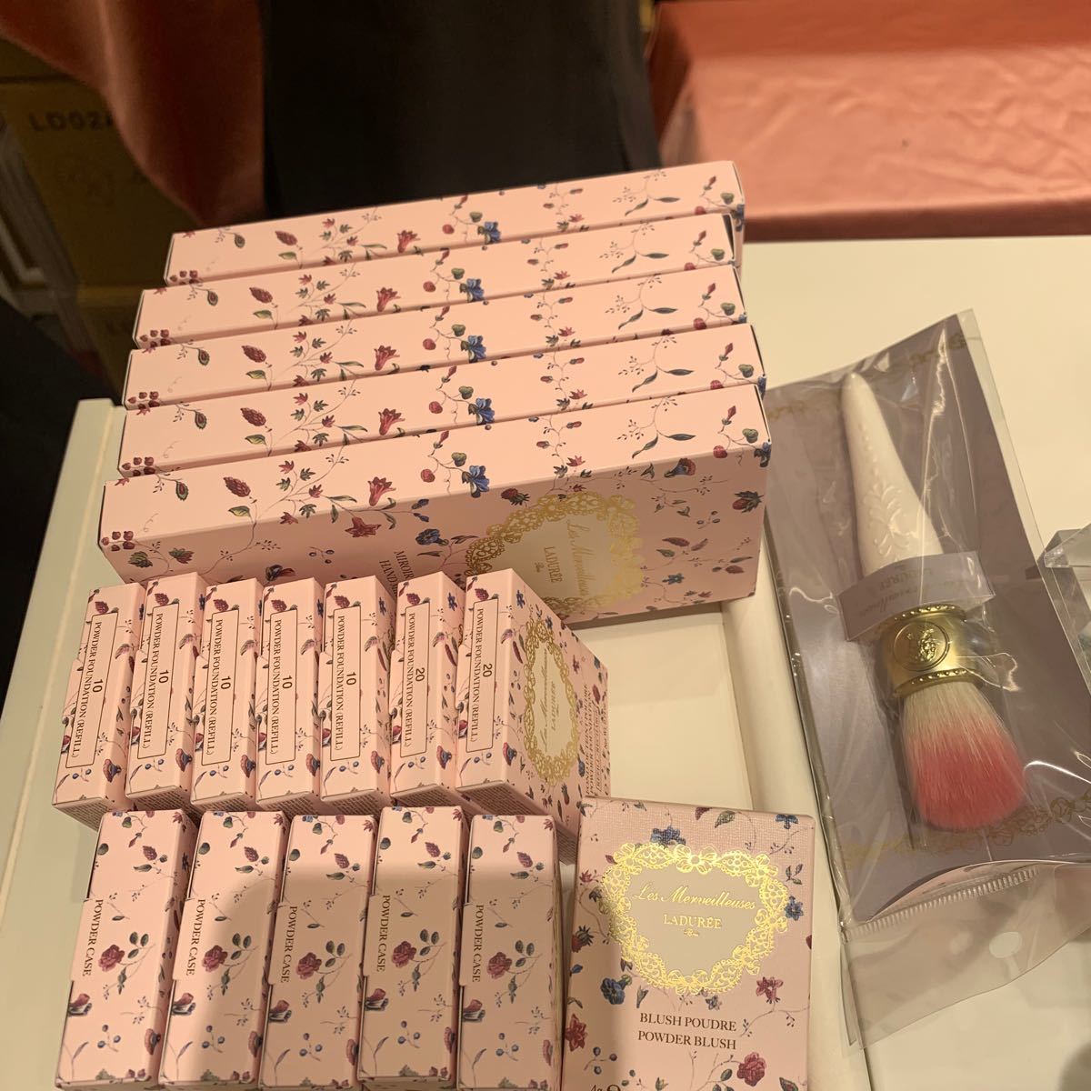 正規品 新宿伊勢丹で購入 新品未使用人気商品ladureeラデュレ手鏡