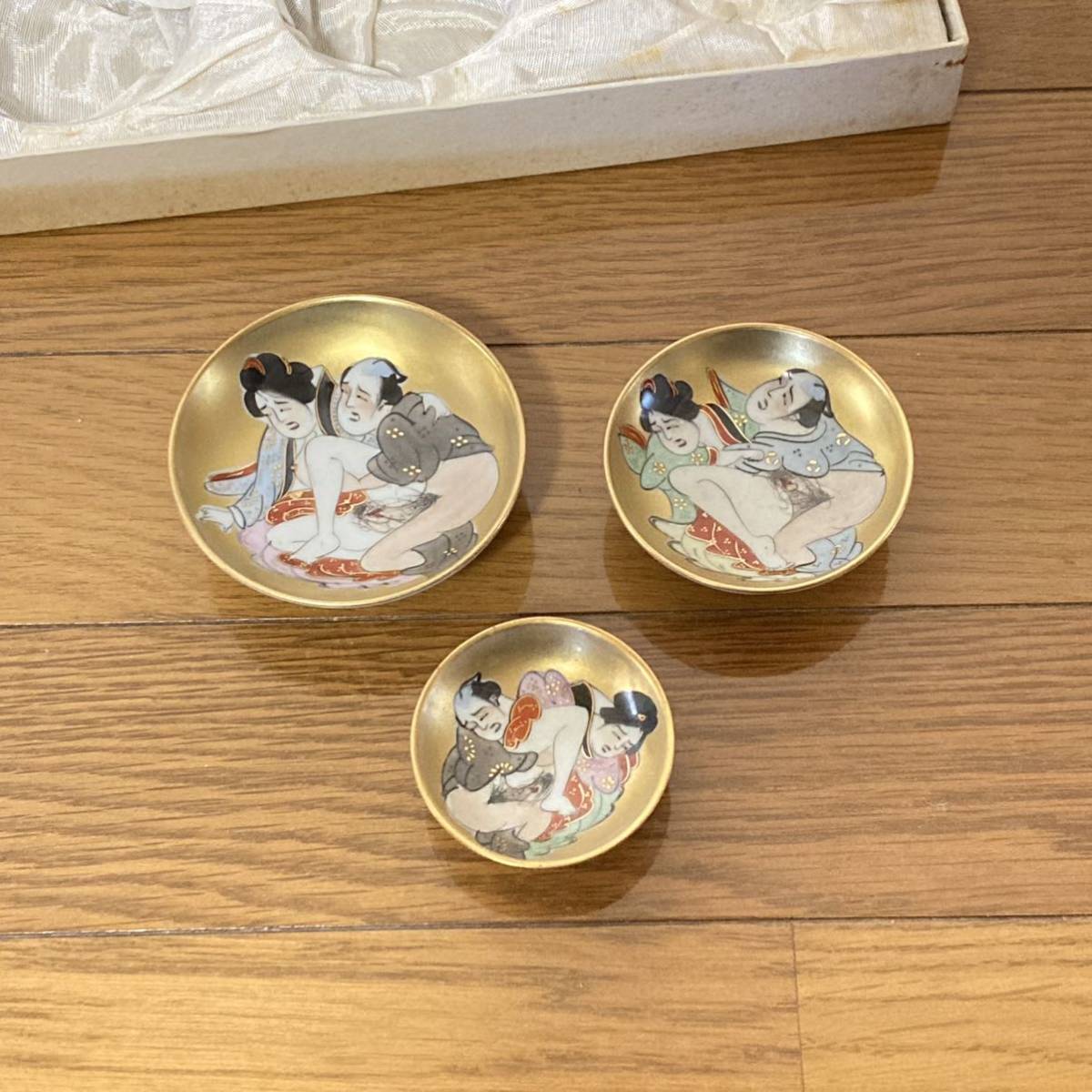 Yahoo!オークション - 新品 未使用 箱付き 九谷焼 春画盃 お猪口 金彩