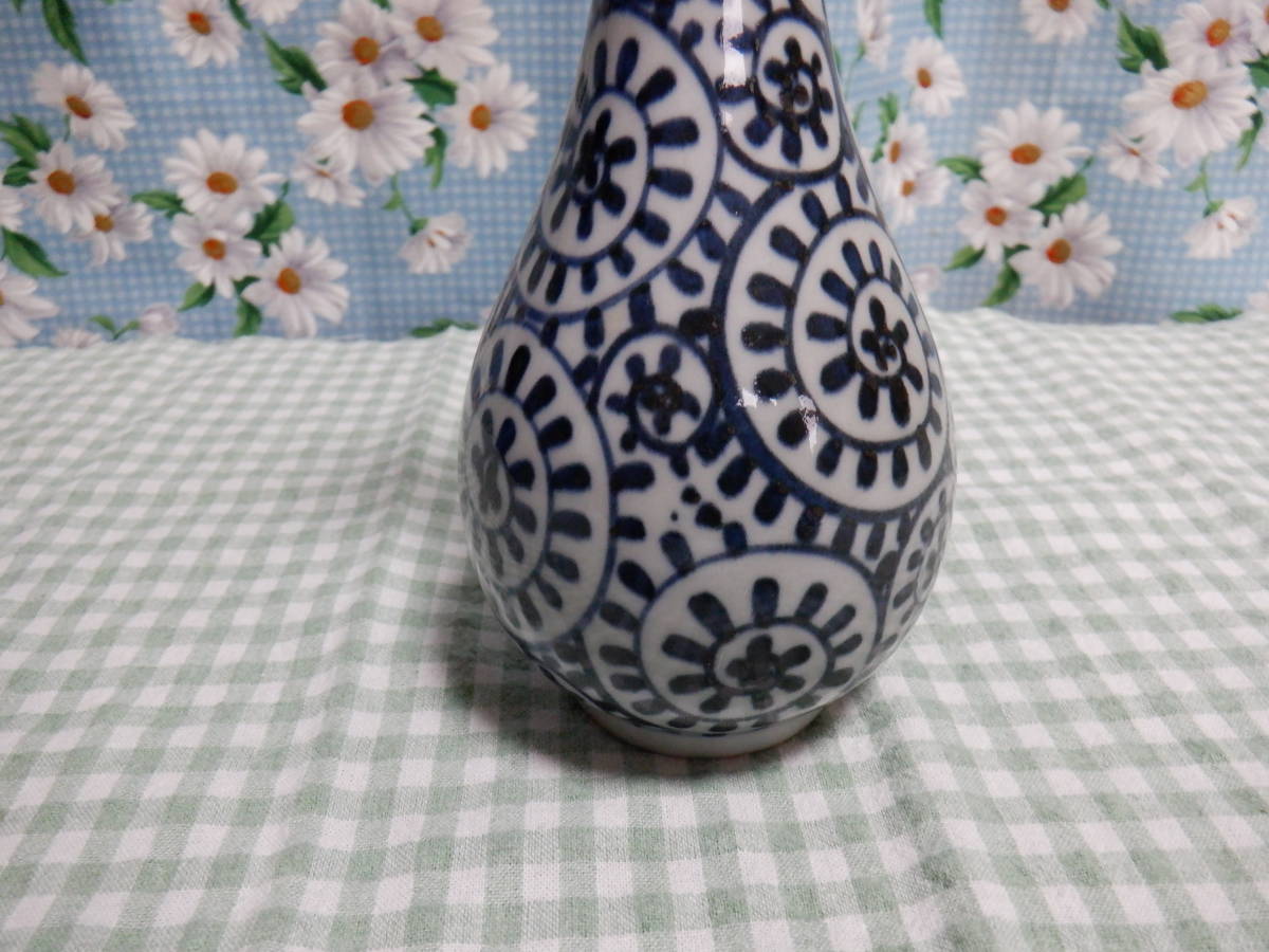 B4『砥部（とべ）焼 栖山窯 染付 タコ唐草模様 鶴首花入 花瓶