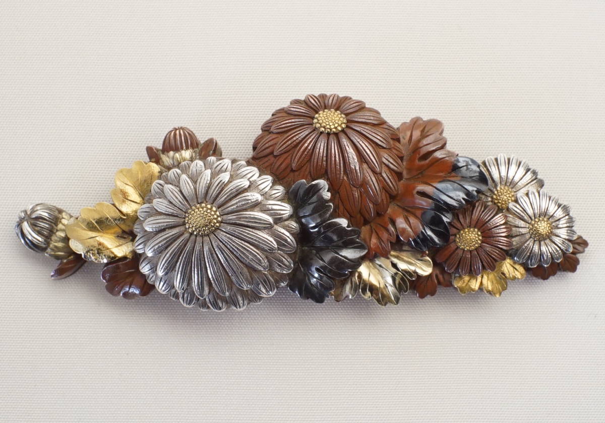 波紋と勾玉(波紋音と真琴？)と菊 帯留 金工 アンティーク アンティーク