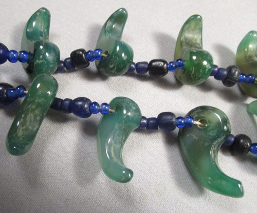 Yahoo!オークション - 古墳期 紫色翡翠勾玉と翡翠勾玉10個と瑠璃青色ガ