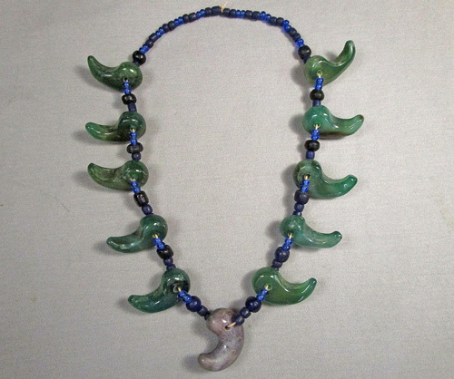 Yahoo!オークション - 古墳期 紫色翡翠勾玉と翡翠勾玉10個と瑠璃青色ガ