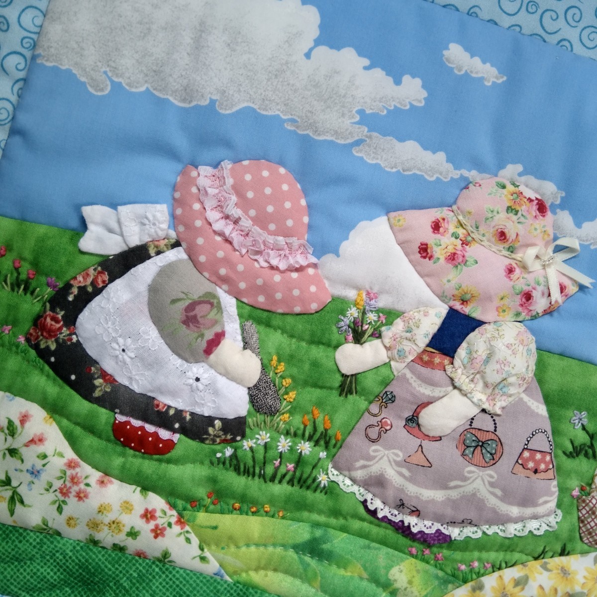 スーちゃんのお花摘みのタペストリー ハンドメイド パッチワークキルト