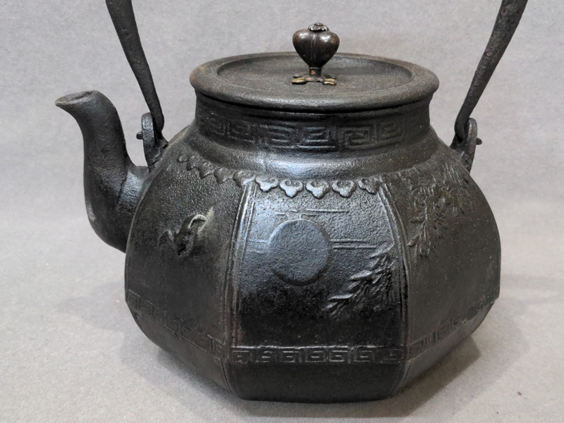 龍文堂 八角形 鉄瓶 風景模様 ☆龍文堂八角鉄瓶 龍文堂 八角形 鉄瓶