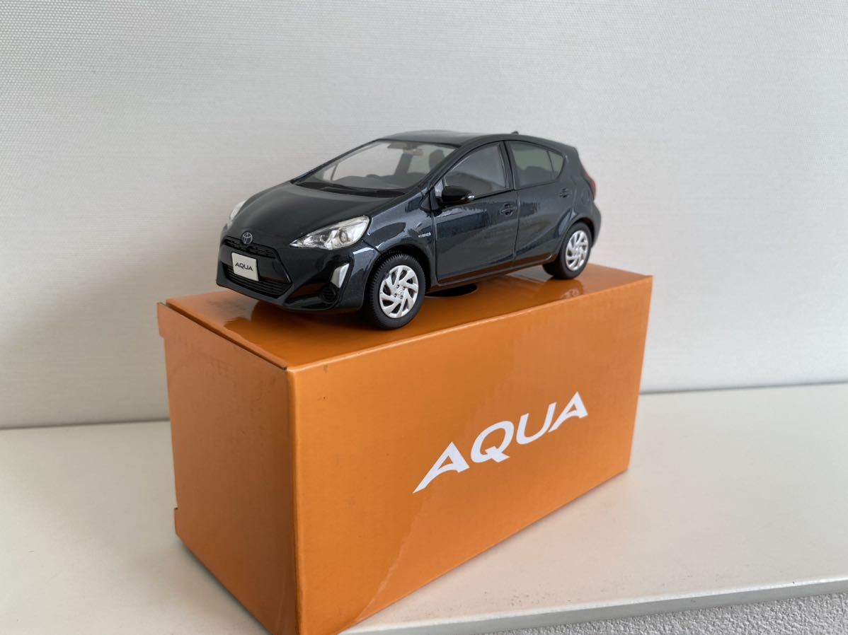 送料込み トヨタ アクア ミニカー 1/30 ブラックマイカ 209 カラー
