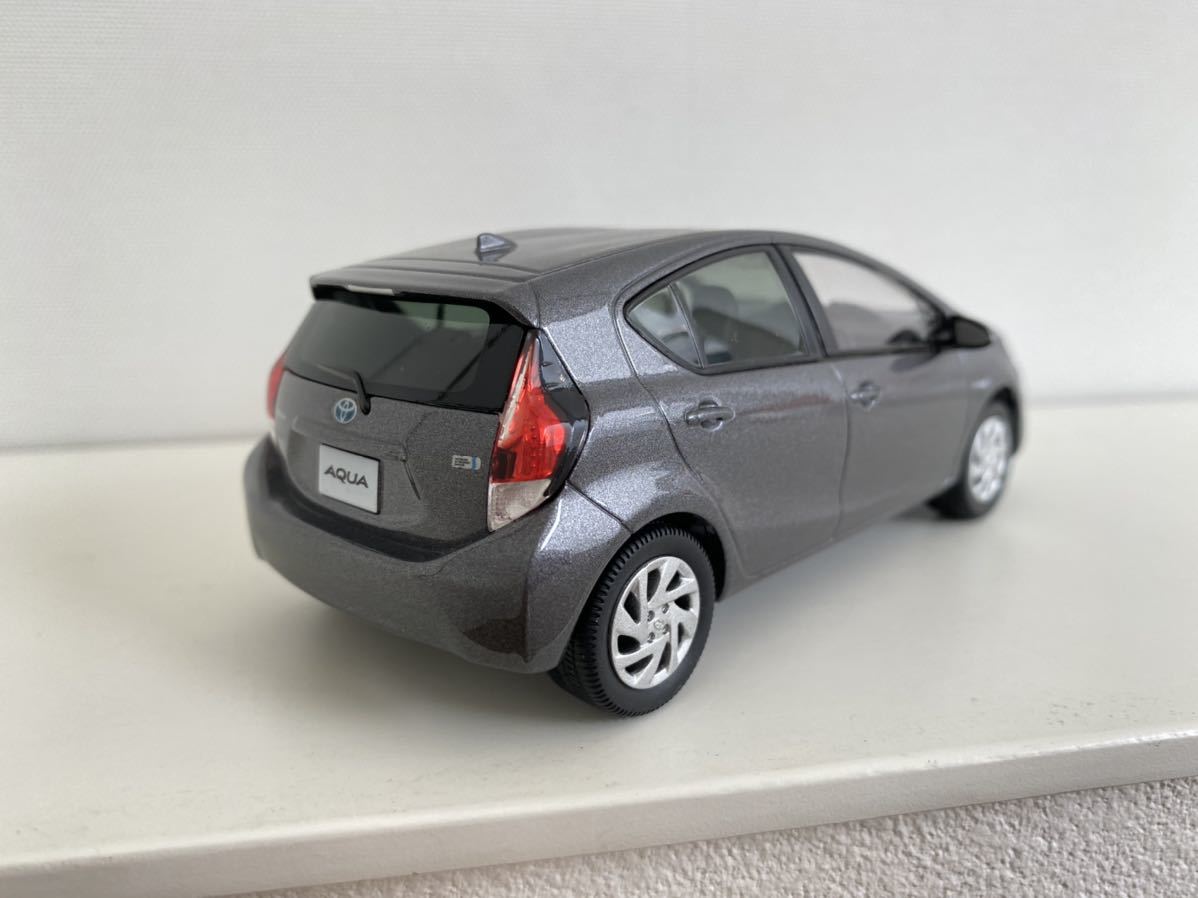 送料込み トヨタ アクア ミニカー 1/30 グレーメタリック 1G3 カラー