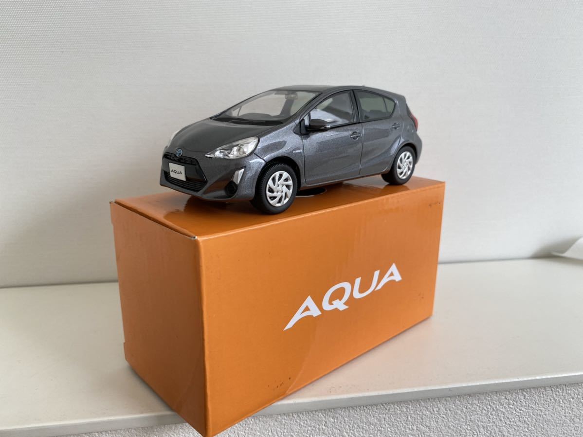 送料込み トヨタ アクア ミニカー 1/30 グレーメタリック 1G3 カラー