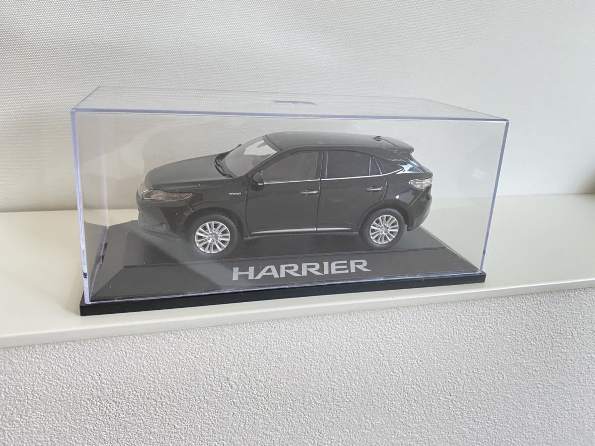 送料込み トヨタ ハリアーミニカー 1/30 ブラック 202 カラーサンプル