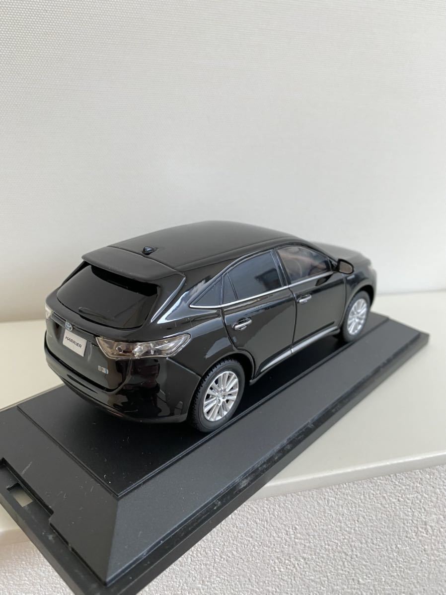送料込み トヨタ ハリアーミニカー 1/30 ブラック 202 カラーサンプル