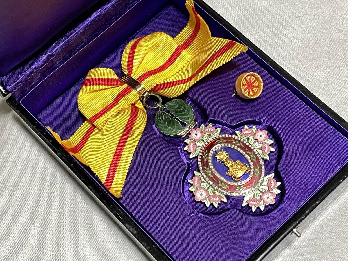 Yahoo!オークション - 希少 勲章 勲五等宝冠章 共箱 略綬 宝冠杏葉章