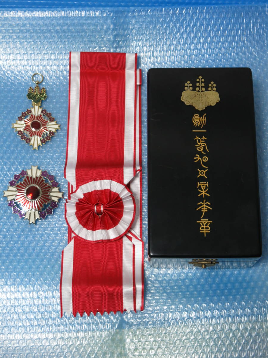 Yahoo!オークション - 勲一等旭日桐花大綬章 正章 副章 大綬 木箱 レプ