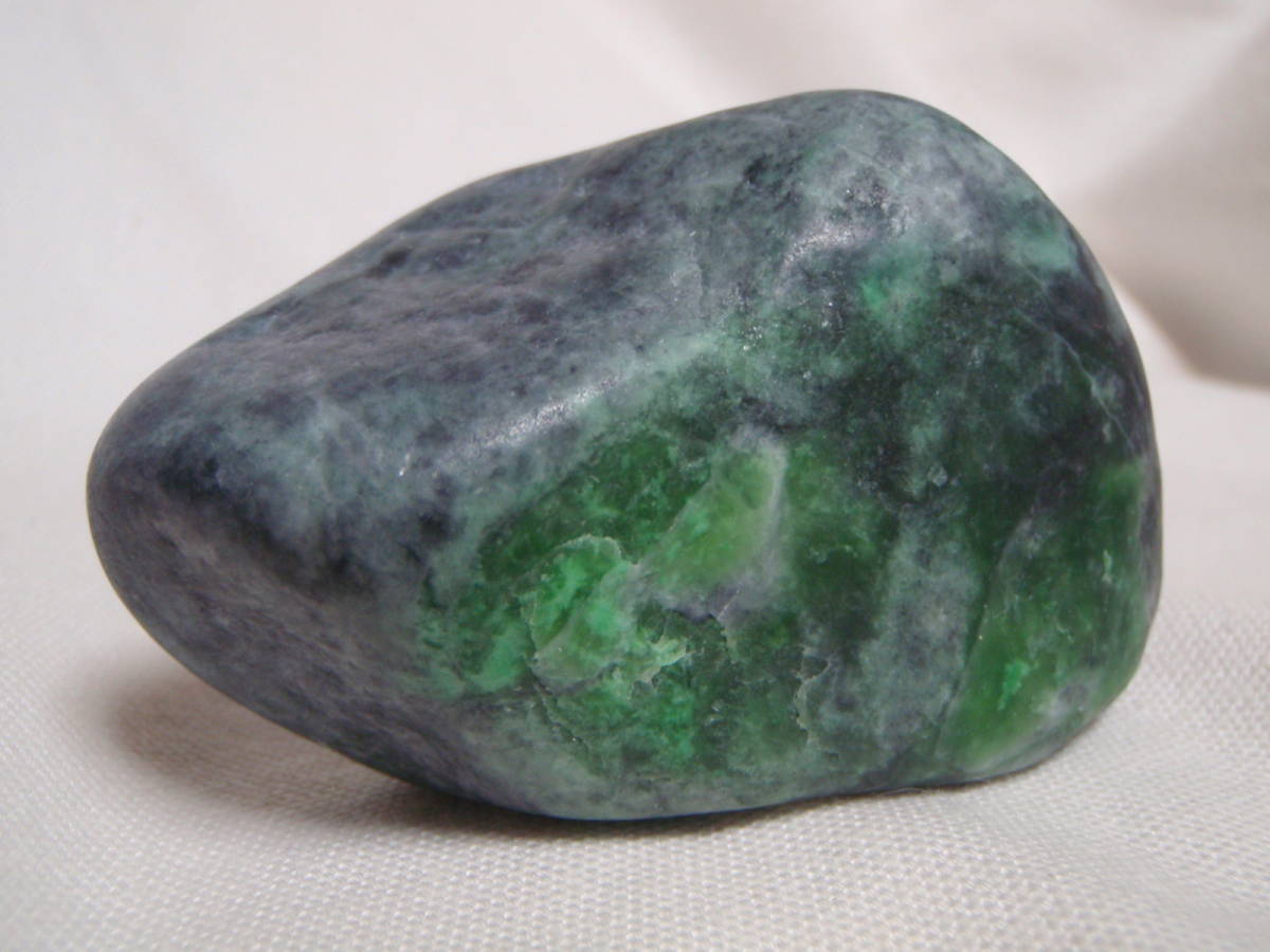 Yahoo!オークション - 糸魚川 翡翠 ヒスイ 378 黒緑 107g 原石 鉱物