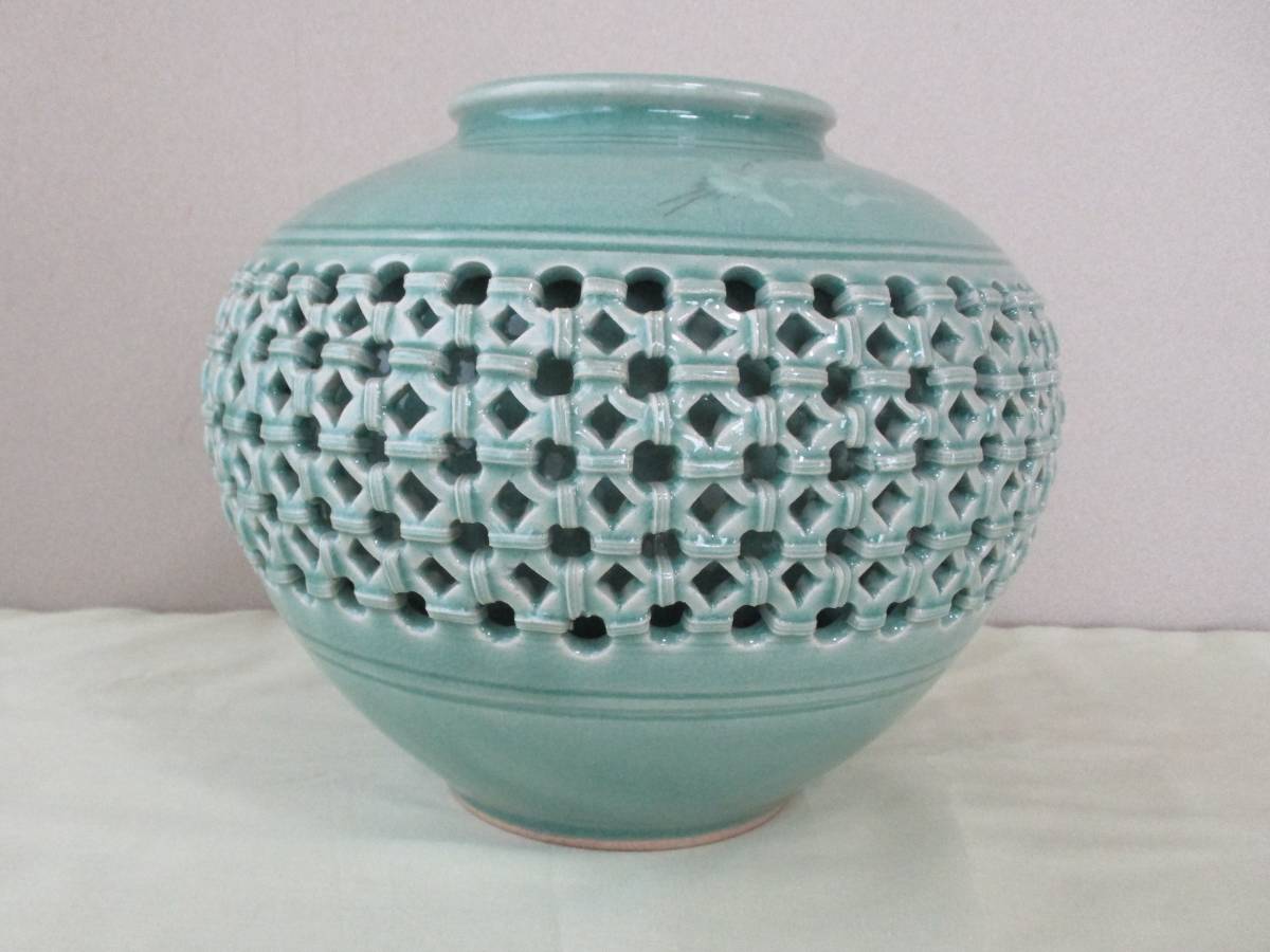 高麗青磁【海泉】の花瓶（網目の透かし彫り）「鶴の絵柄」 美品