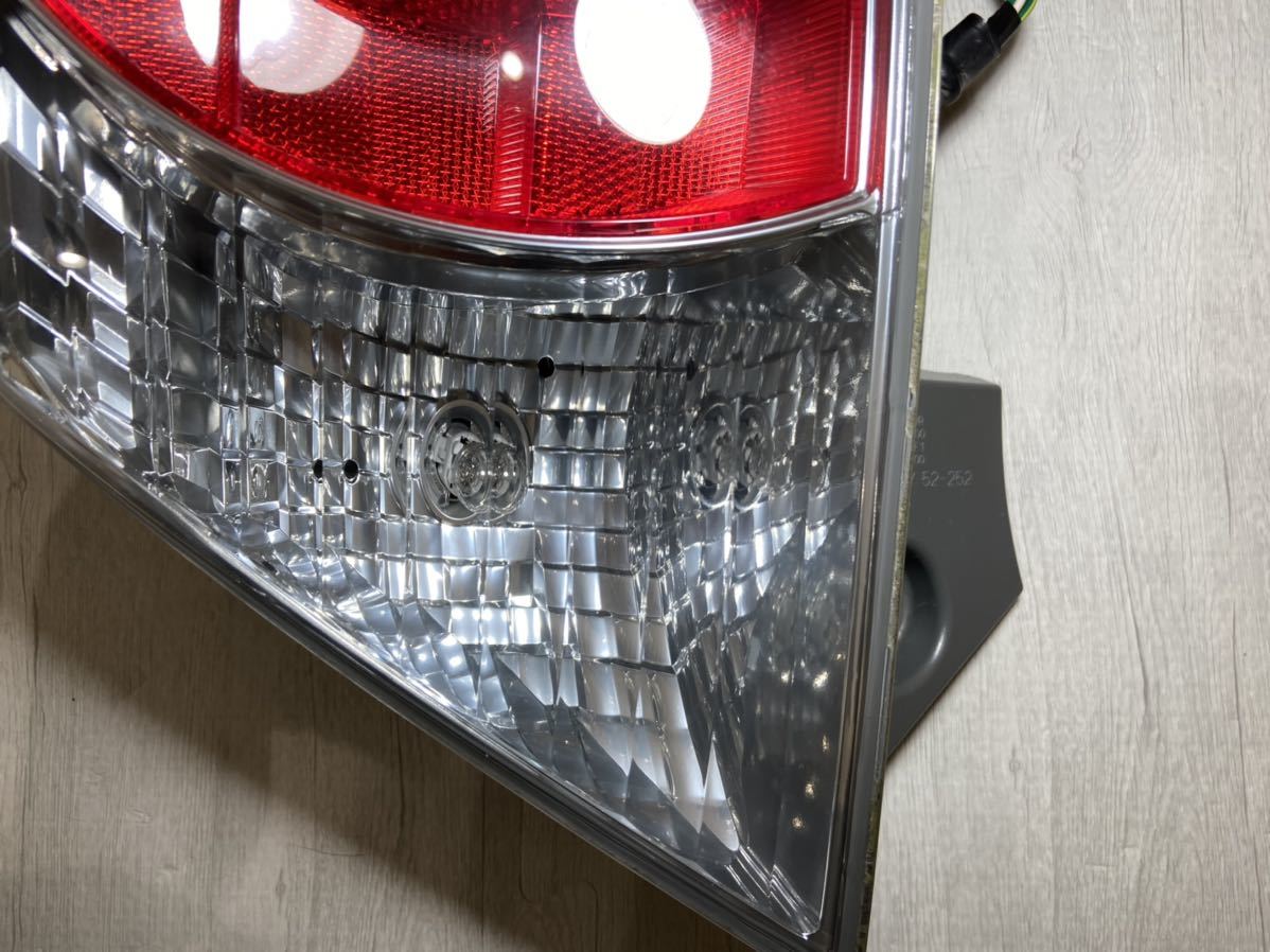 トヨタアクア前期 NHP10 右テールランプ ハーネス付き 52-252 ライト