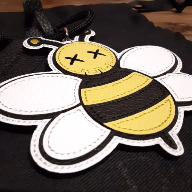 値下げ25日まで 送料無料 DIOR HOMME KAWS BEE CHARM KEYCHAIN