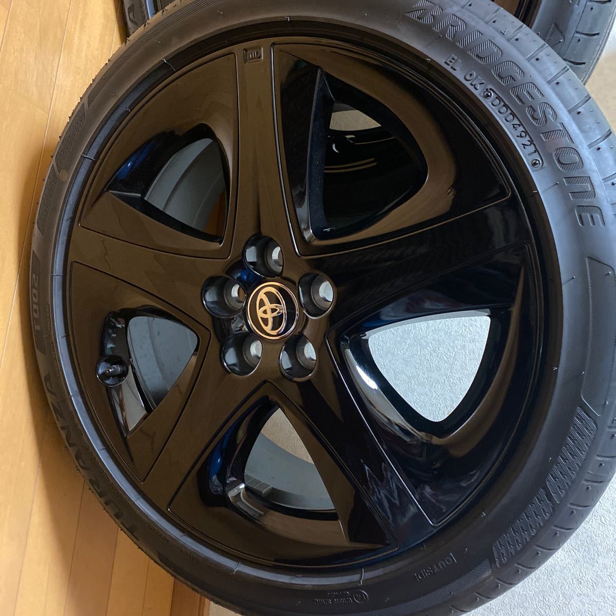 トヨタプリウス50系ブラックエディション純正ホイールタイヤセット