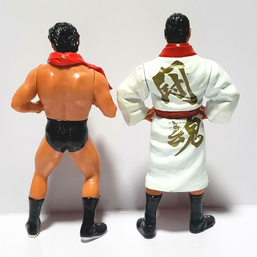 新日本プロレス アントニオ猪木フィギュア2体セット 赤タオル 引退試合