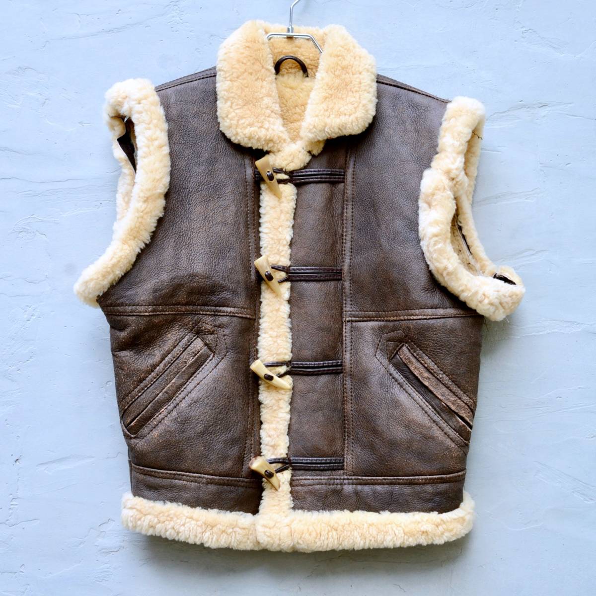 デザイン ユーロ ビンテージ ムートンベスト トグルボタン シープ
