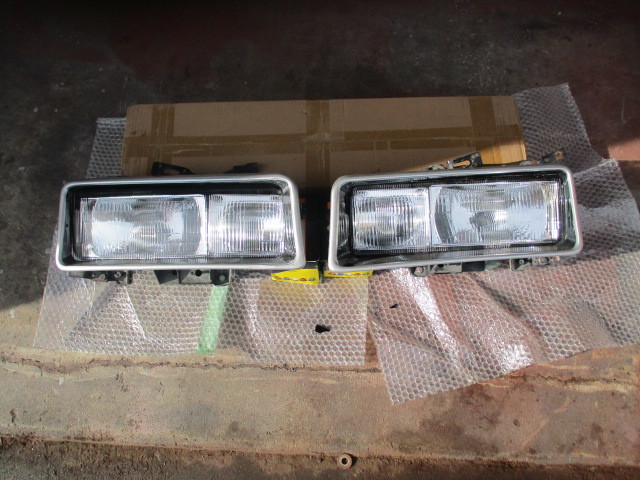 Yahoo!オークション - 旧エルフ後期用 ヘッドライト左右 ライト枠 奥目