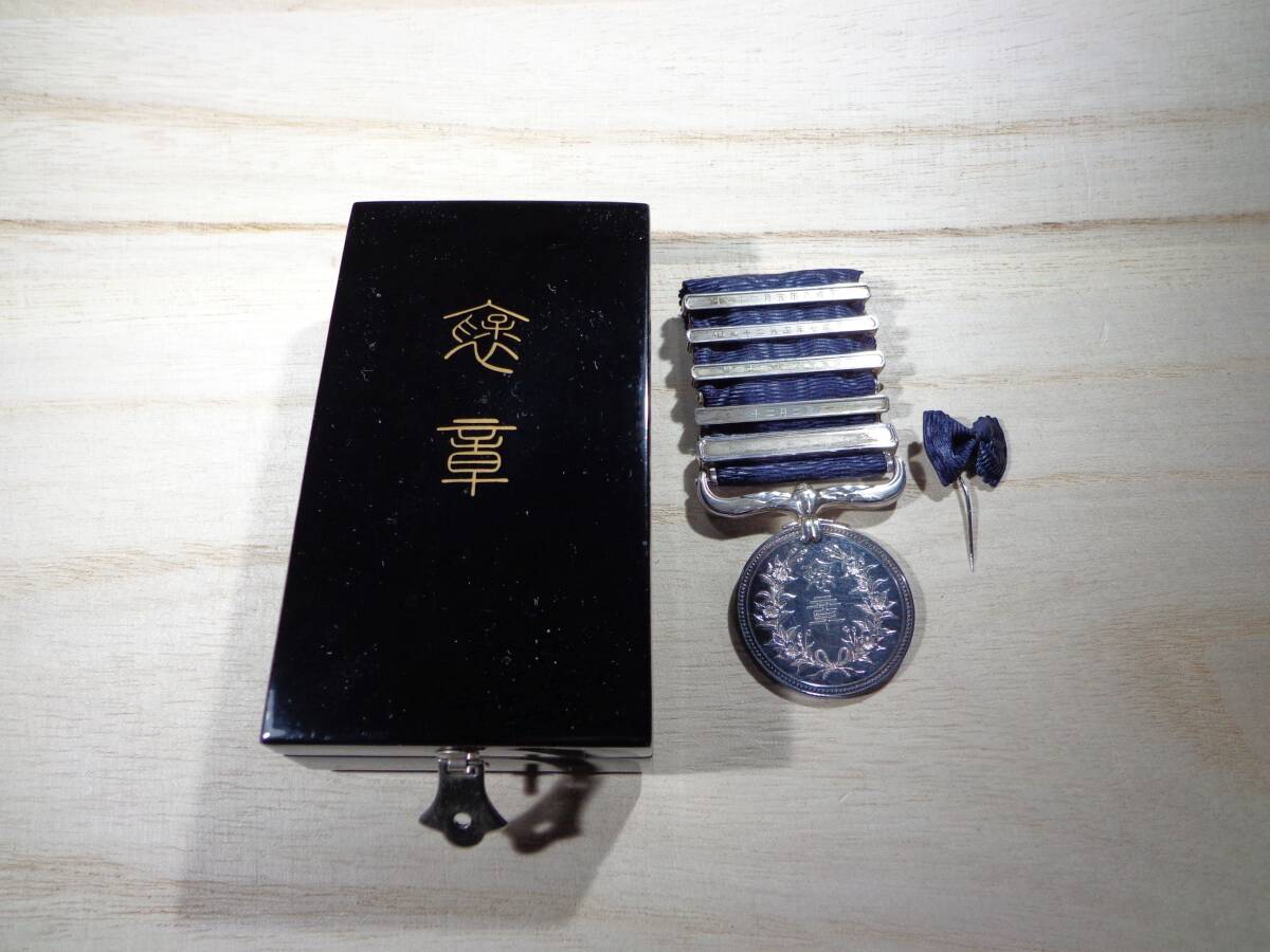 送料無料】 日本国 勲章 記章 徽章 紺綬褒章 新型 現行版 箱 略綬無