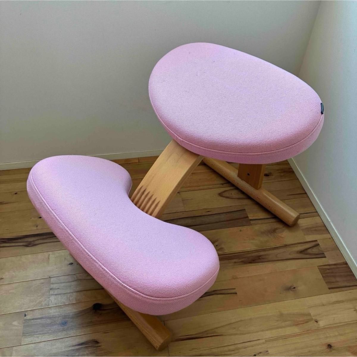 KZ060 SAKAMOTO HOUSE バランスチェア ピンク系 サカモトハウス 姿勢