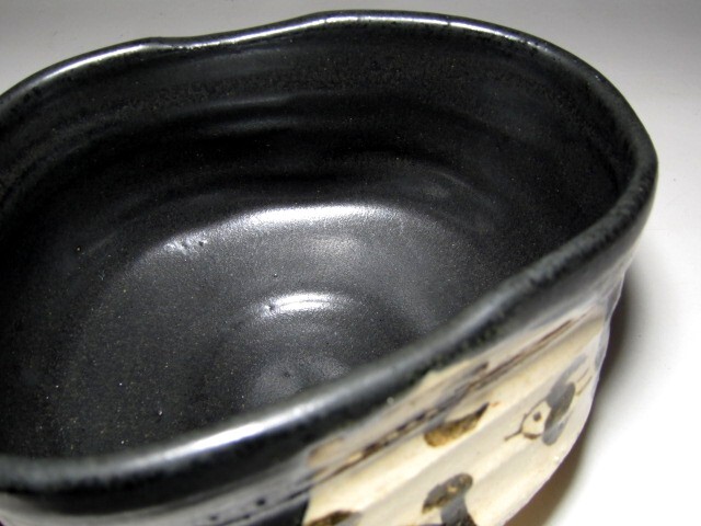 人間国宝 人間国宝 加藤孝造 黒織部茶碗 素朴で風合い豊かな作品 m575