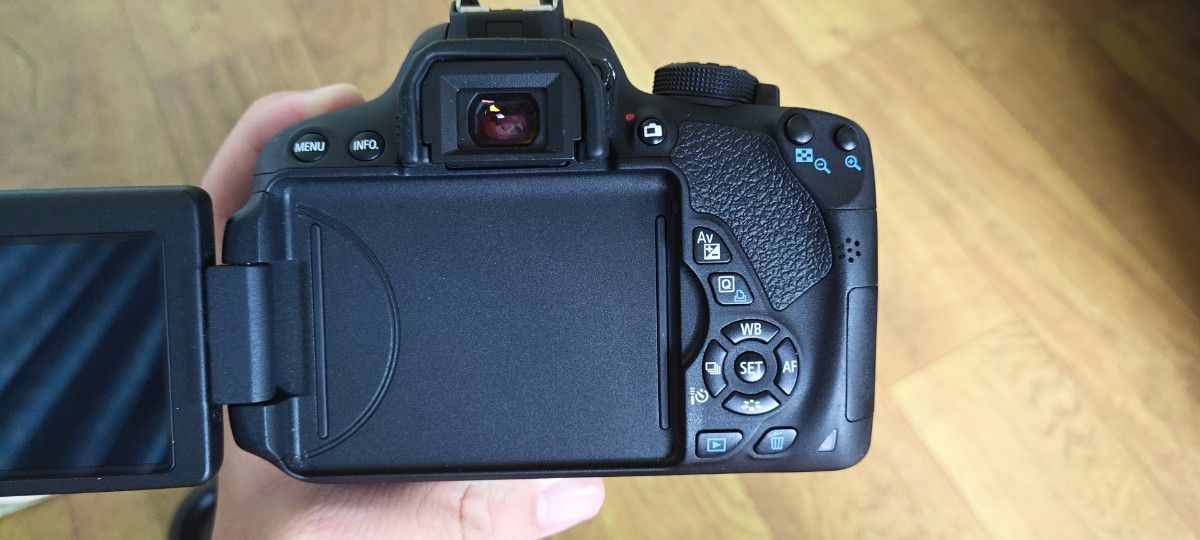 極美品 Canon EOS 8000D スマホに転送機能搭載 高ISO感度 95k3390