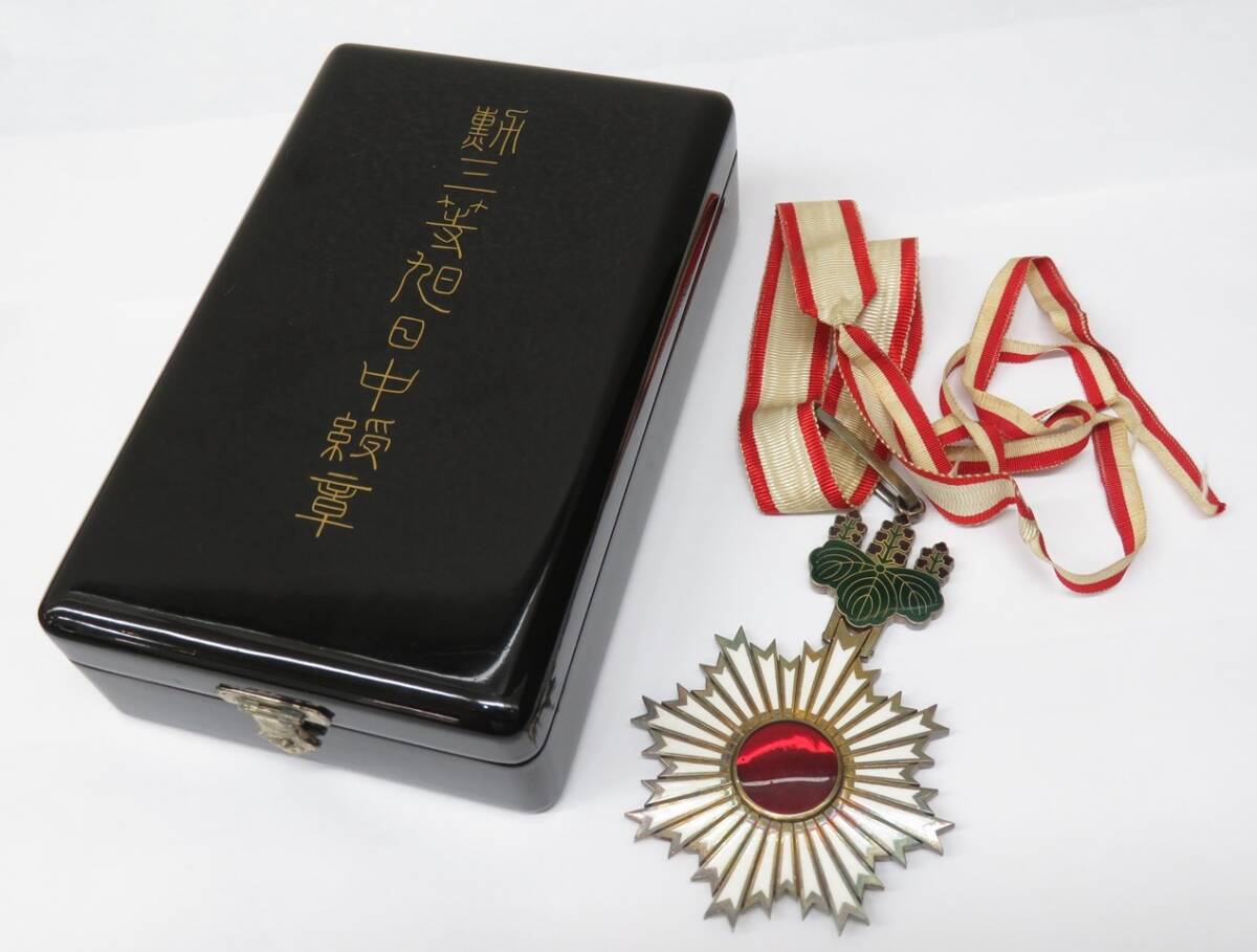 Yahoo!オークション -「勲三等旭日中綬章」(徽章) (小物、アクセサリー