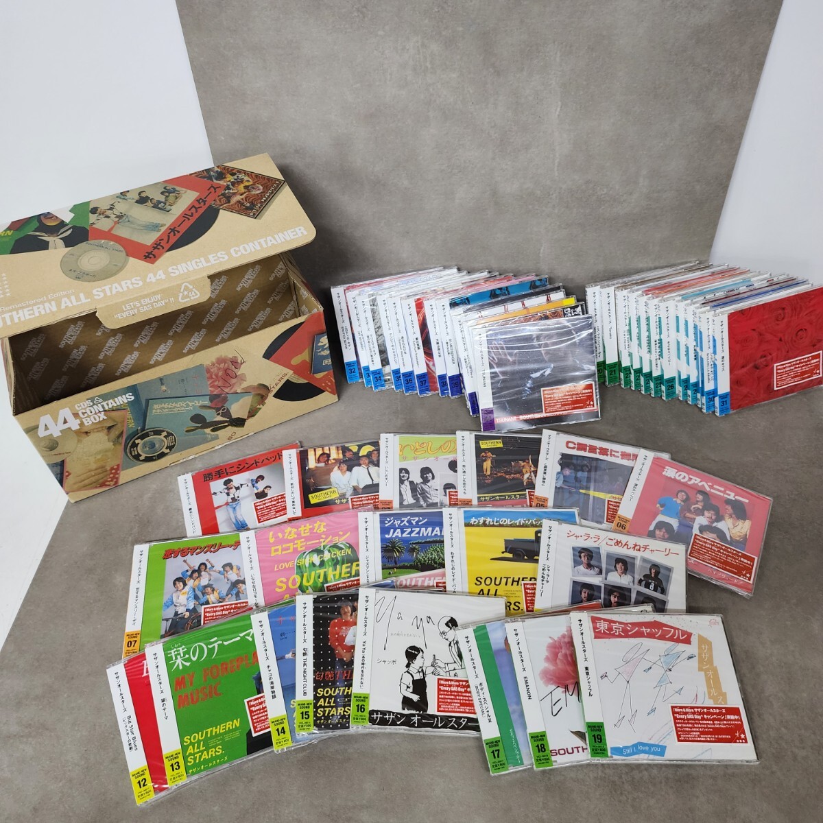 Yahoo!オークション -「サザンオールスターズ 44 singles container