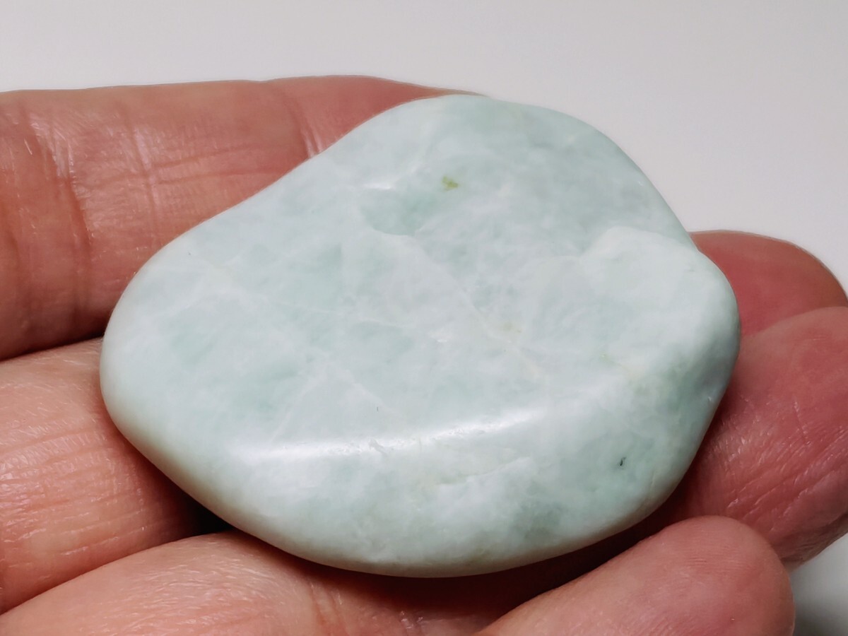 糸魚川産】 815g 翡翠 ヒスイ 原石 翡翠原石 鑑賞石 自然石 誕生石