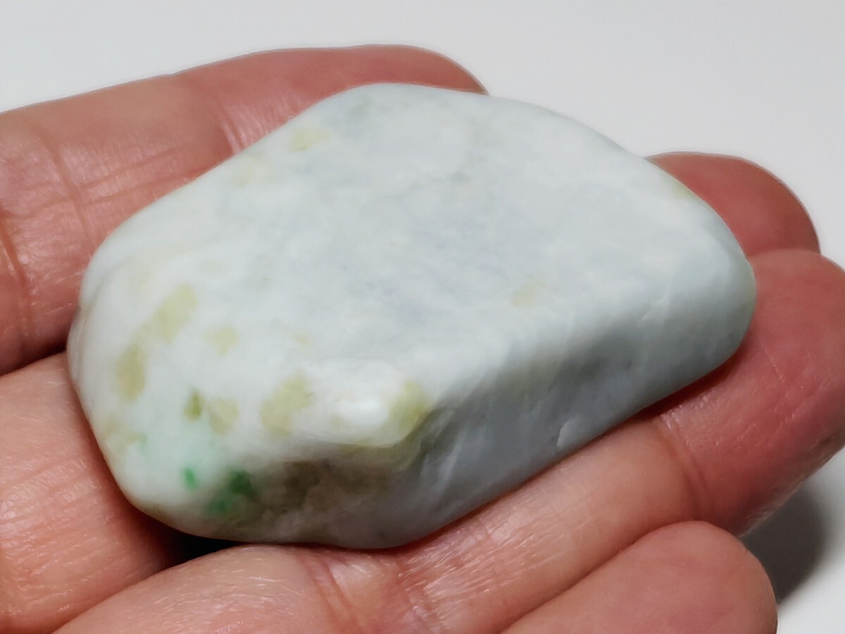 糸魚川産】 815g 翡翠 ヒスイ 原石 翡翠原石 鑑賞石 自然石 誕生石