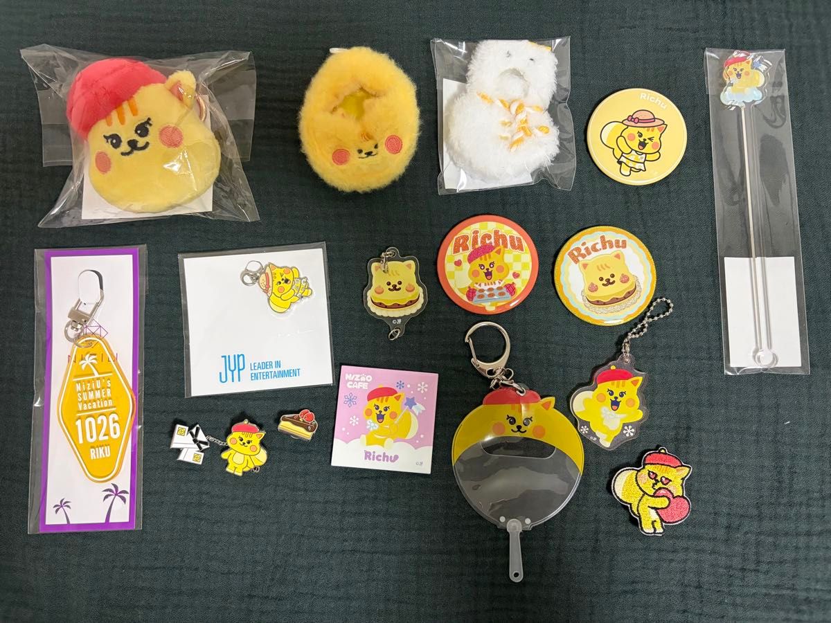 NiziU オフラインくじD賞 リク（リチュ）うちわ型缶バッジケース POPUP