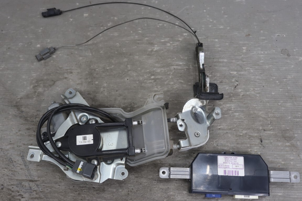 ダイハツ、アトレーの左側 純正電動 パワースライドモーターと