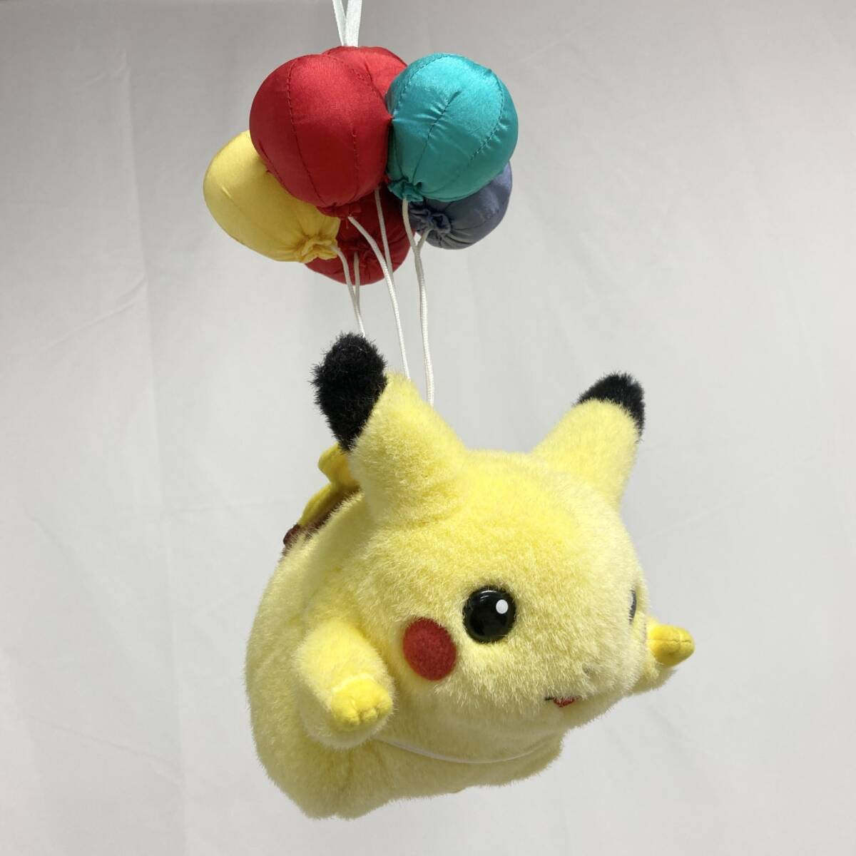 Yahoo!オークション -「そらとぶピカチュウ ぬいぐるみ」(おもちゃ