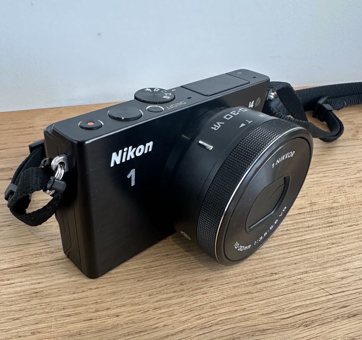 ニコン Nikon 1 J4 ダブルズームキット [ホワイト] オークション比較