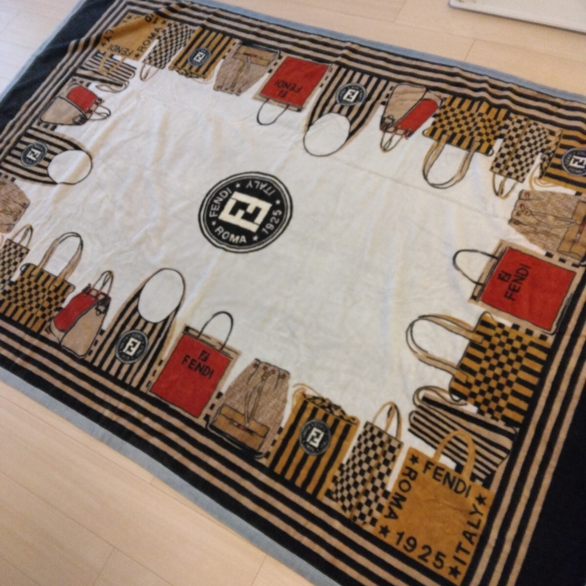 Yahoo!オークション -「毛布」(フェンディ) (ふ)の落札相場・落札価格