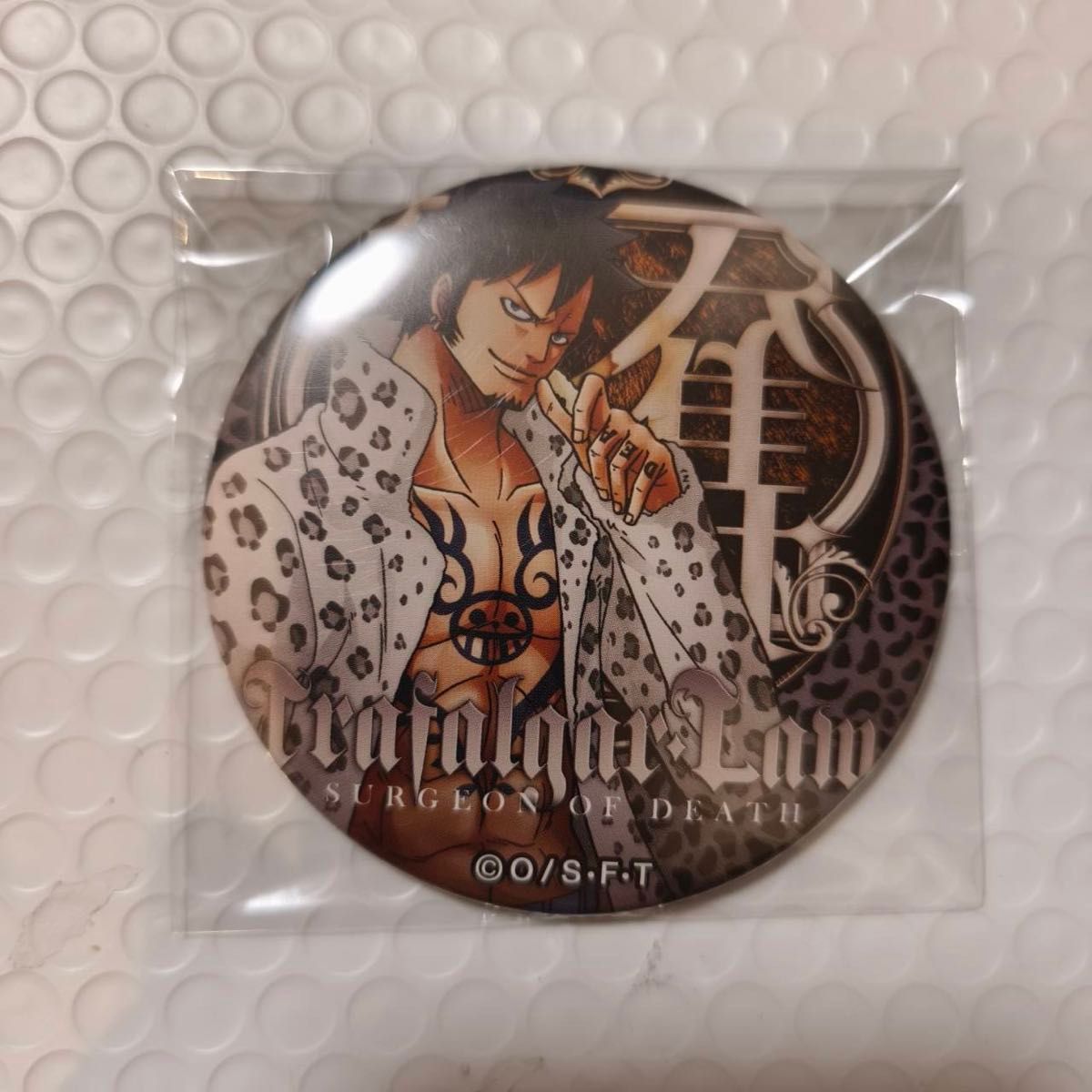 Yahoo!オークション - ワンピース 海賊旗 トラファルガー・ロー 缶バッ