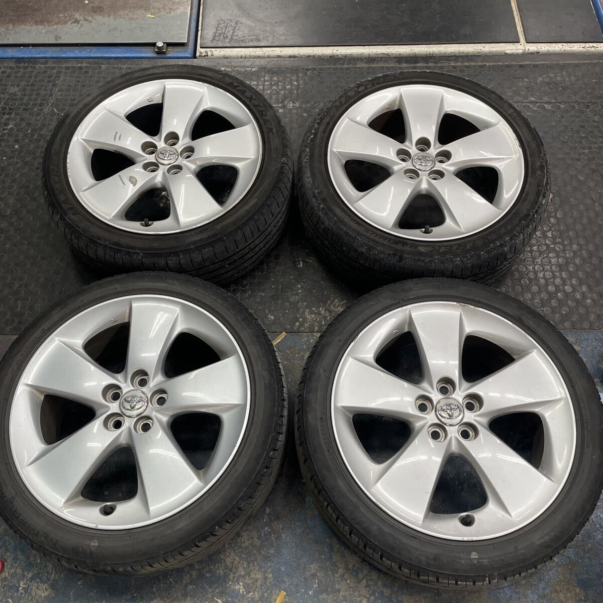 2026年最新】プリウス Sツーリング向け17インチ純正ホイールを探す