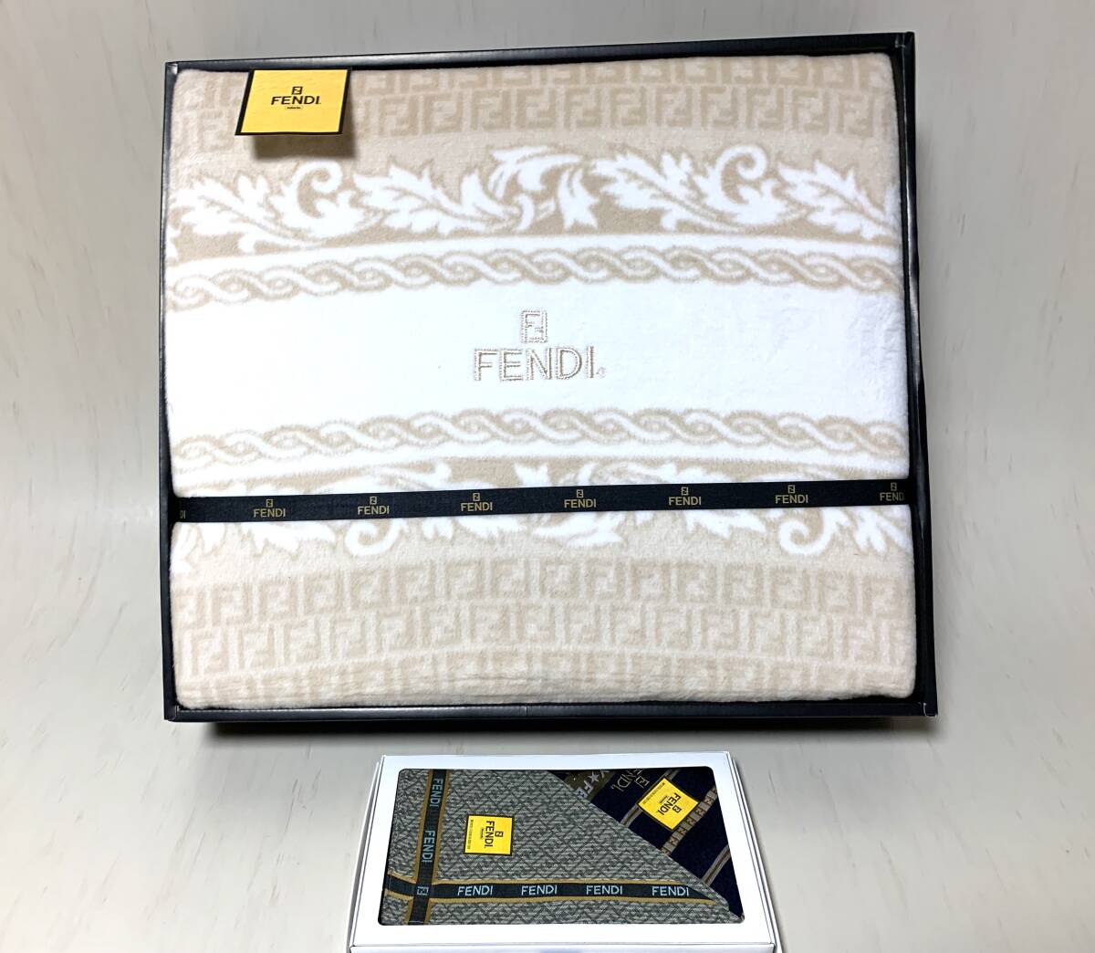 Yahoo!オークション -「毛布」(フェンディ) (ふ)の落札相場・落札価格