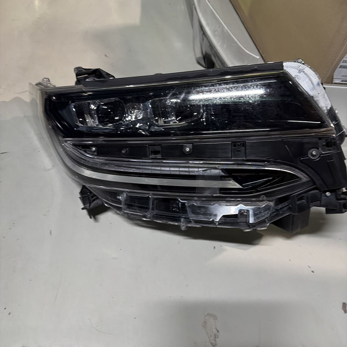 Yahoo!オークション -「アルファード 30 ヘッドライト 右」の落札相場