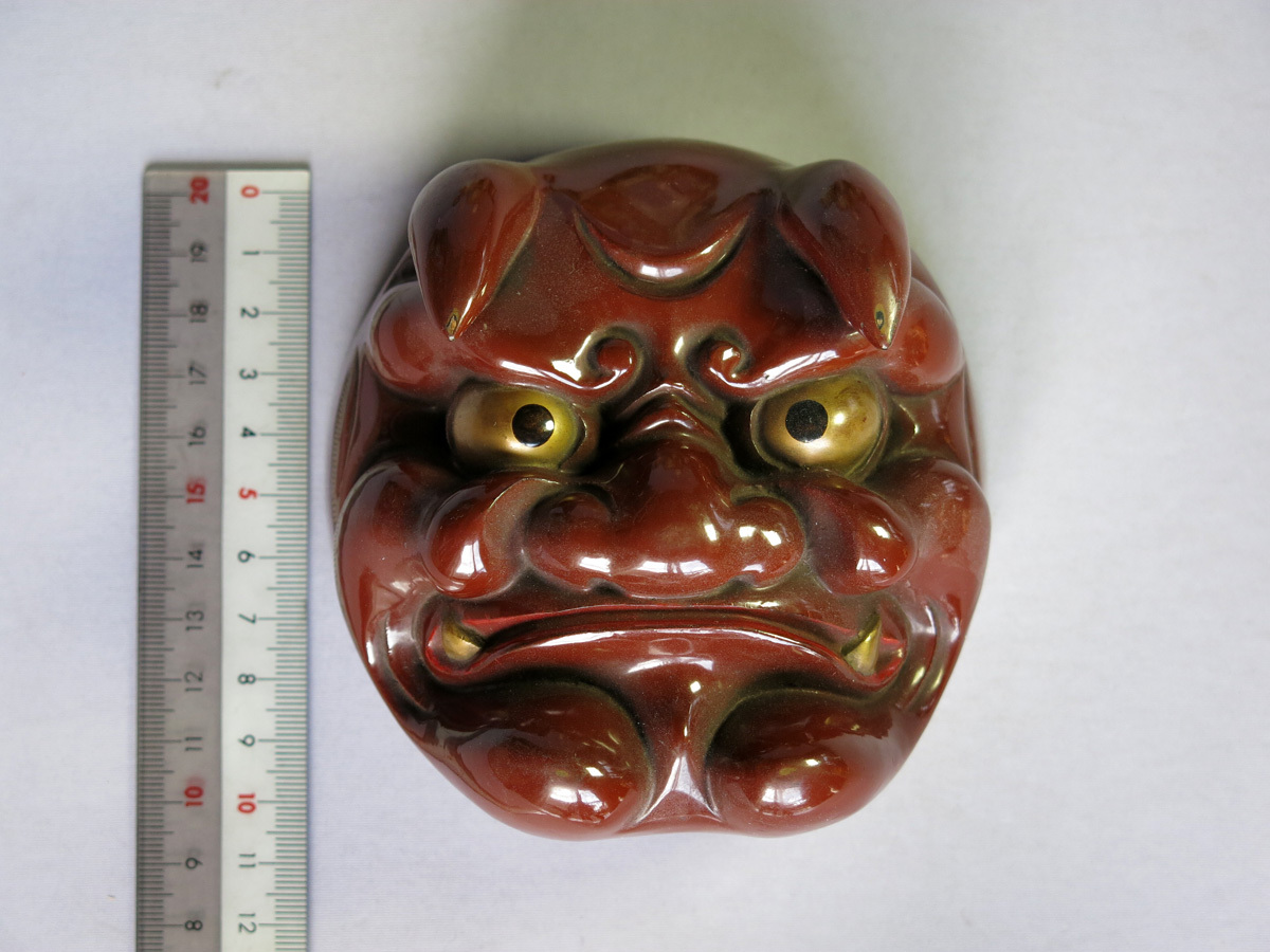 漆黒の鬼の軸受け 黒漆が塗布された鬼 掛け軸 ノミでザクザク