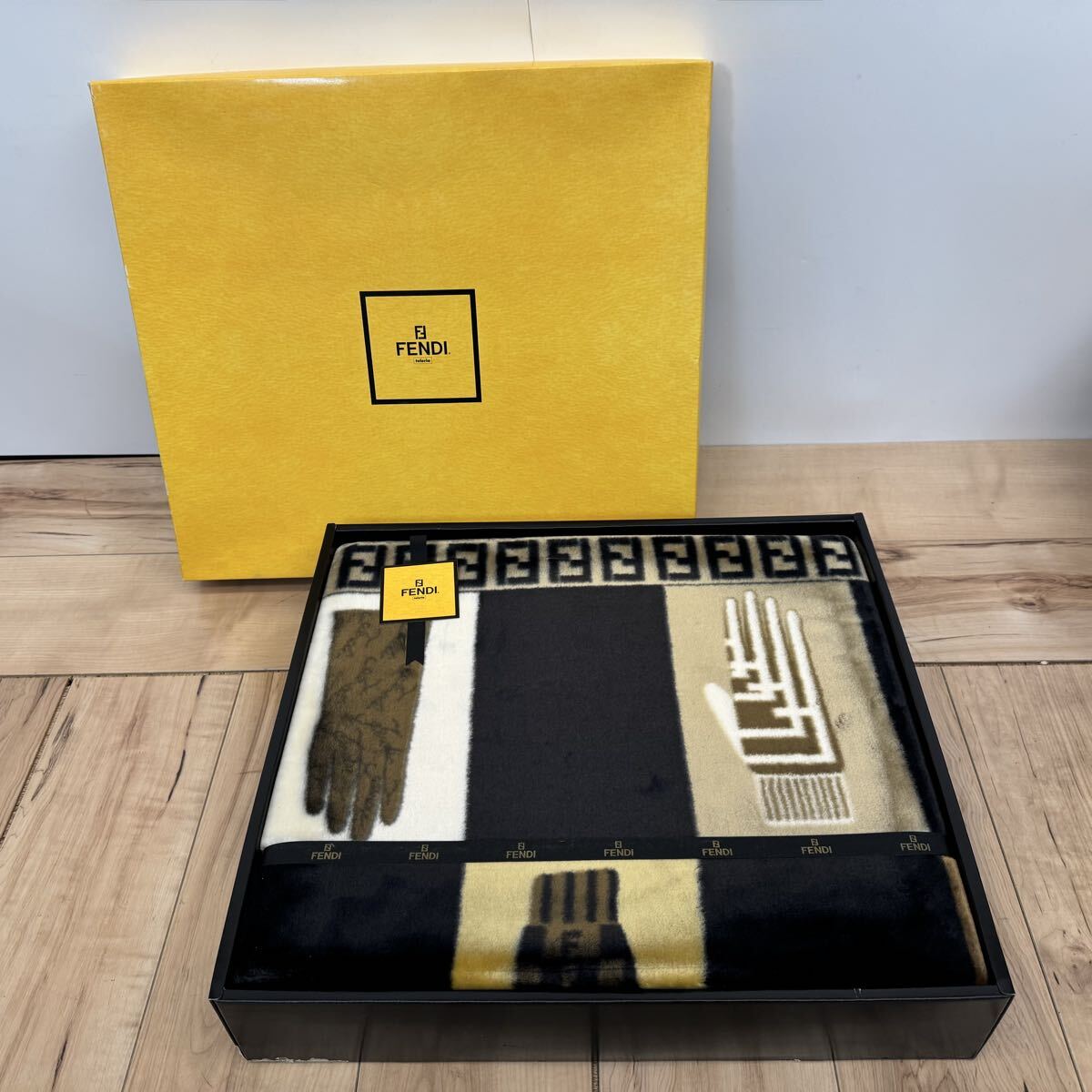 Yahoo!オークション -「毛布」(フェンディ) (ふ)の落札相場・落札価格