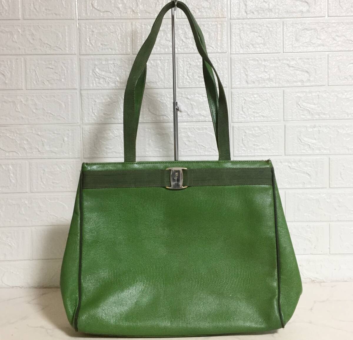 Yahoo!オークション -「フェラガモ リザード バッグ」の落札相場・落札価格