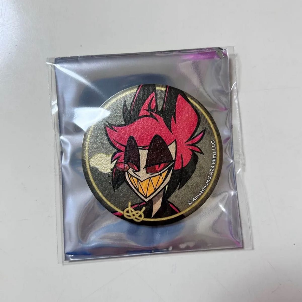 ハズビンホテル アラスター グリッター缶バッジ アニメイトカフェ