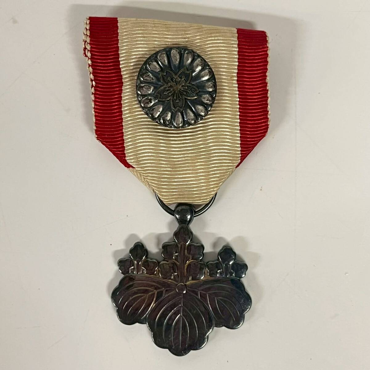 Yahoo!オークション -「勲八等白色桐葉勲章」の落札相場・落札価格