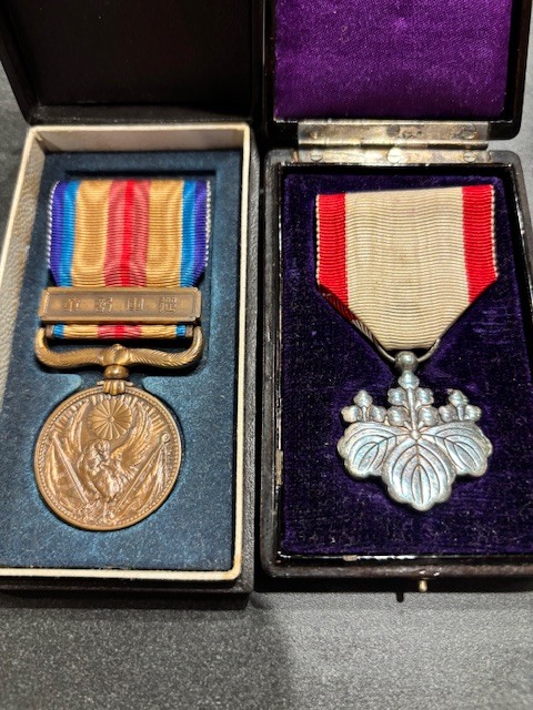 Yahoo!オークション -「勲八等白色桐葉勲章」の落札相場・落札価格