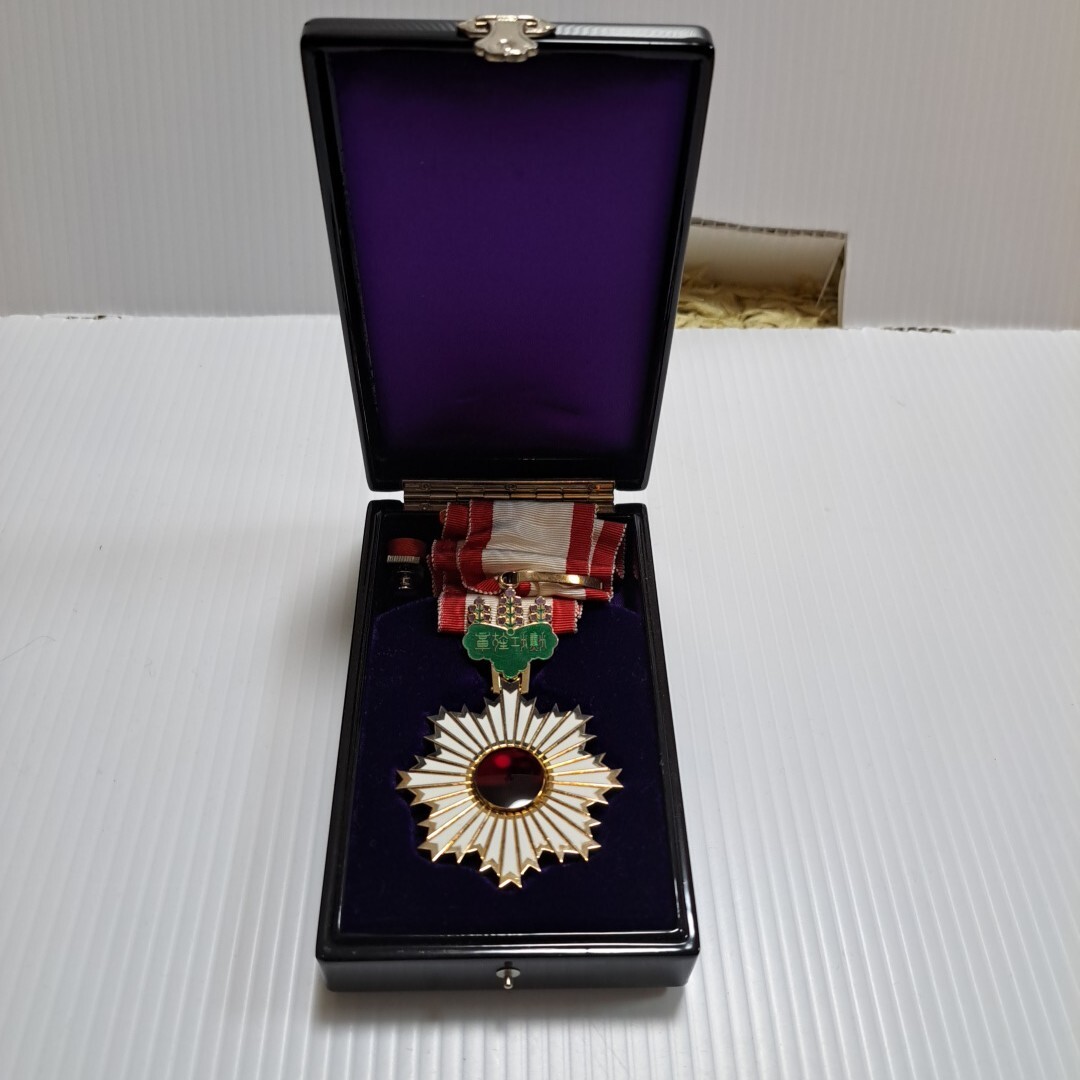 Yahoo!オークション -「勲三等旭日中綬章」(徽章) (小物、アクセサリー