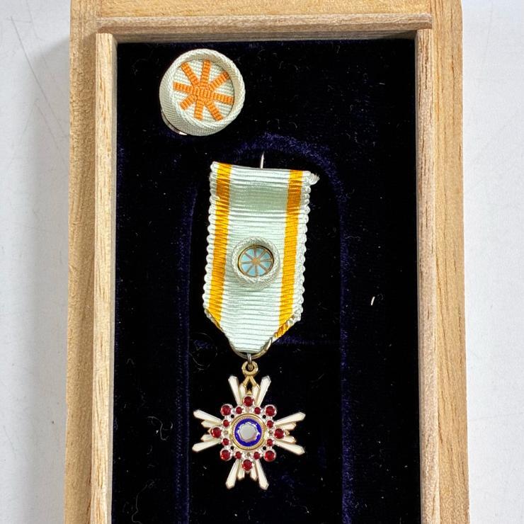 Yahoo!オークション -「勲五等瑞宝章」(勲章) (徽章)の落札相場・落札価格