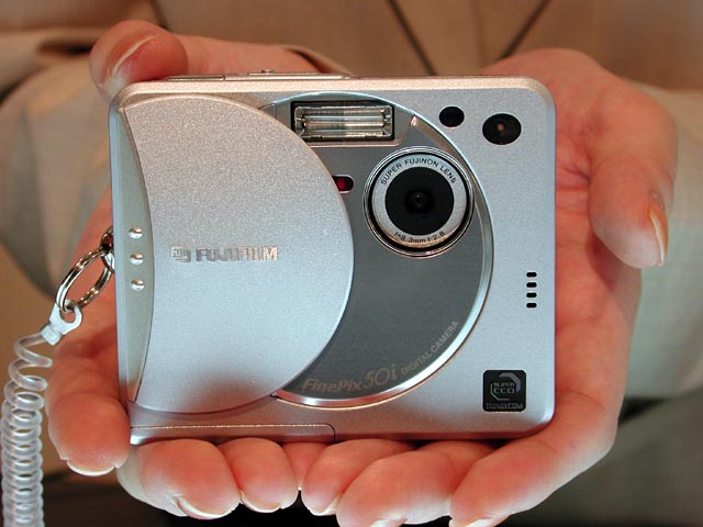 富士フイルム、MP3を4時間再生できるデジタルカメラ